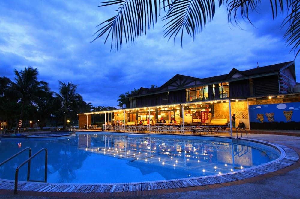 حوض السباحة