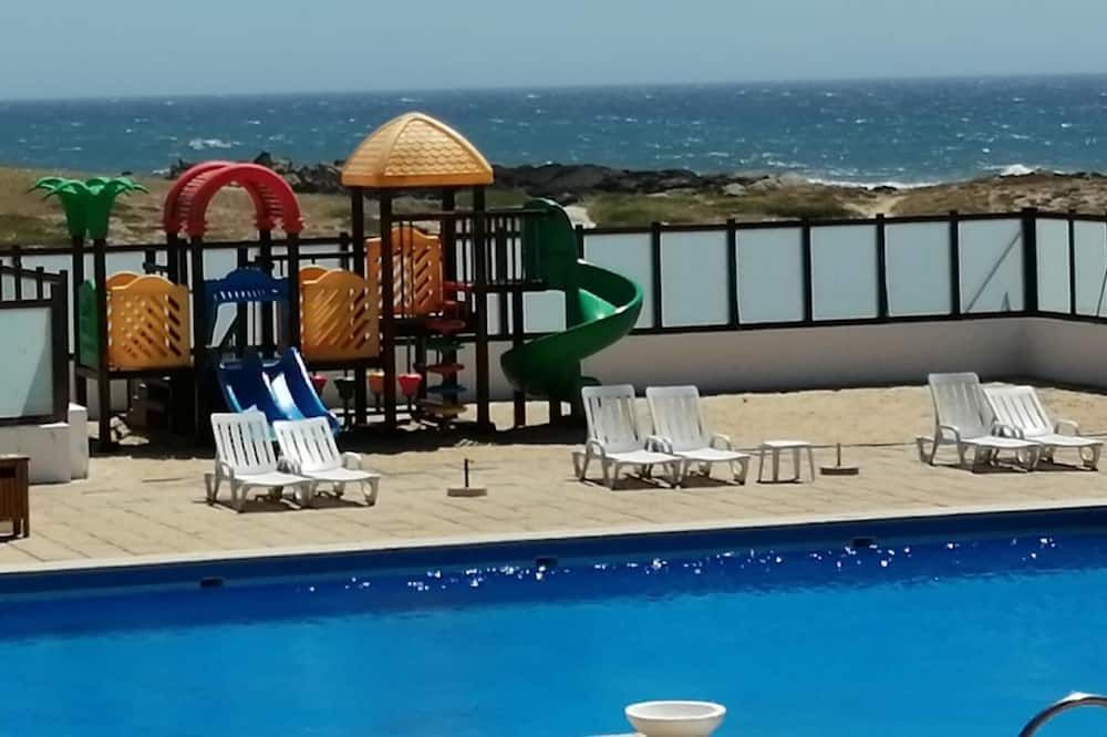 حوض السباحة