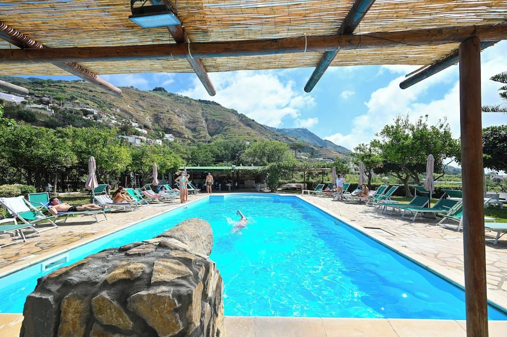 حوض السباحة