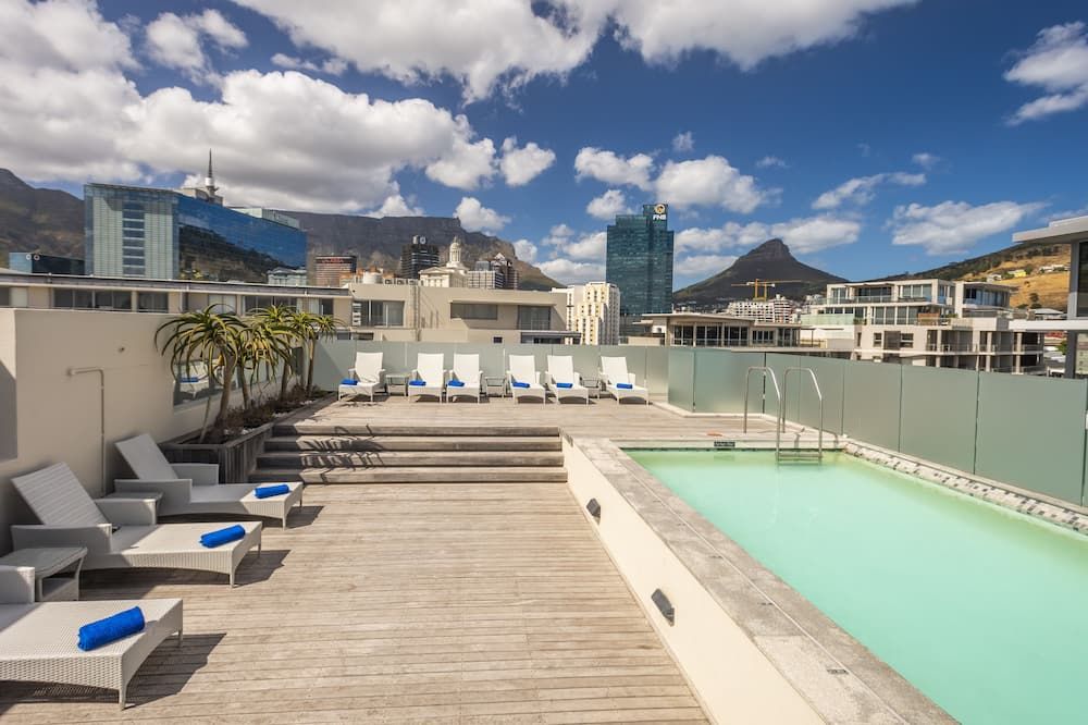 حوض السباحة