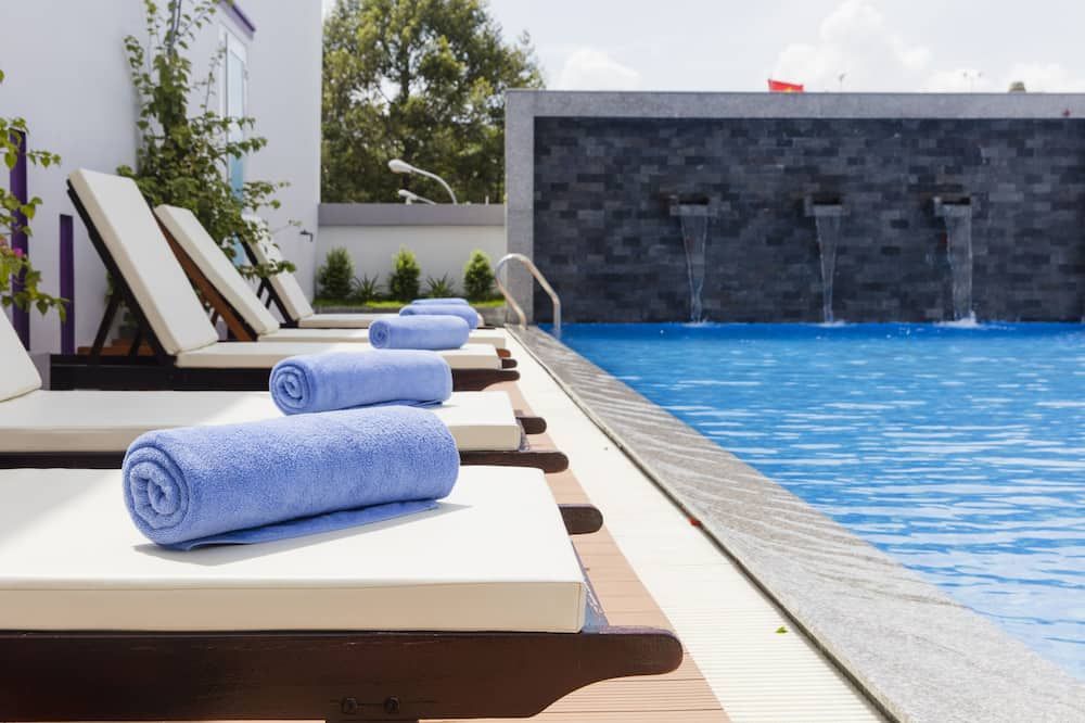 حوض السباحة