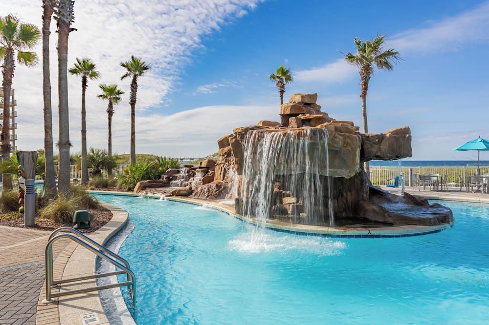 حوض السباحة