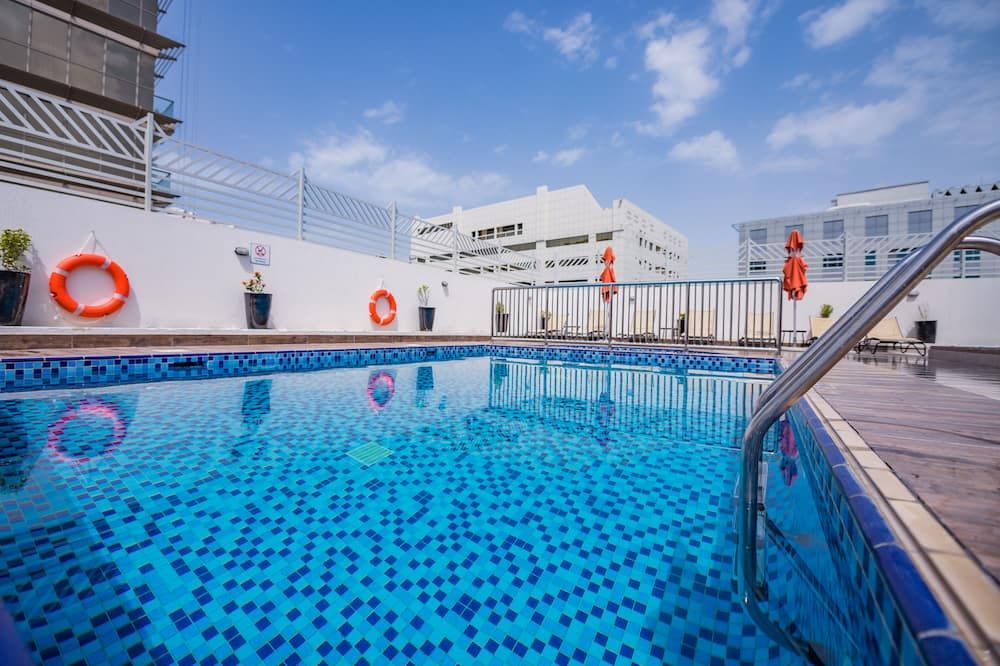 حوض السباحة