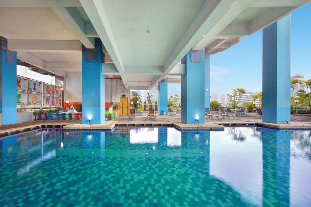 حوض السباحة