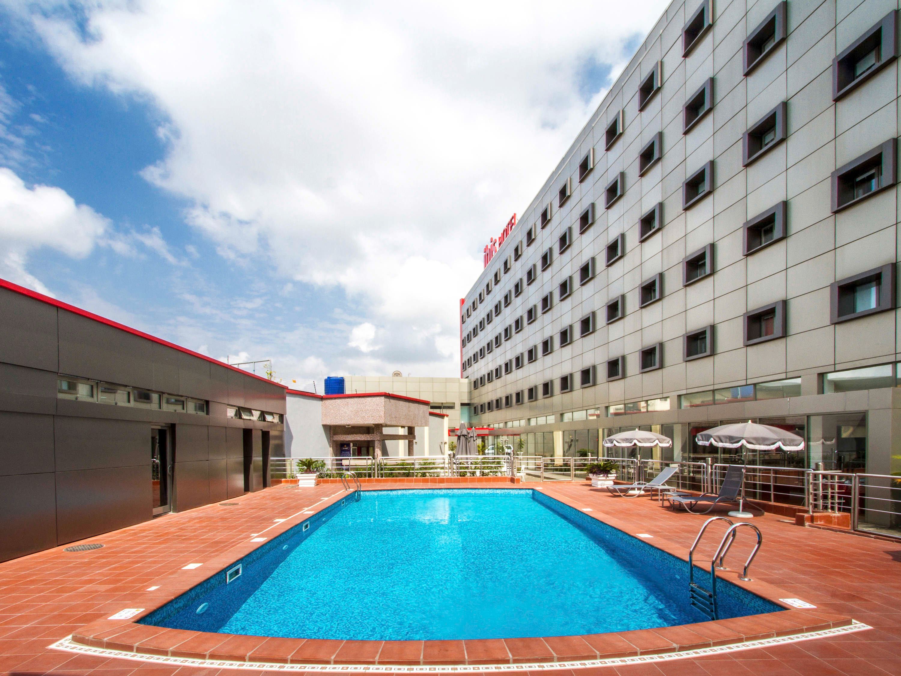 حوض السباحة