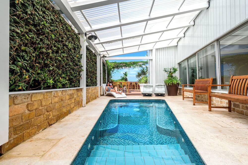 حوض السباحة