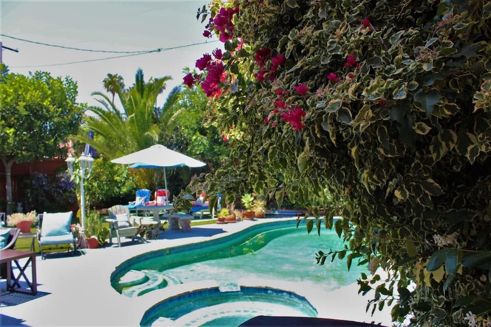 حوض السباحة