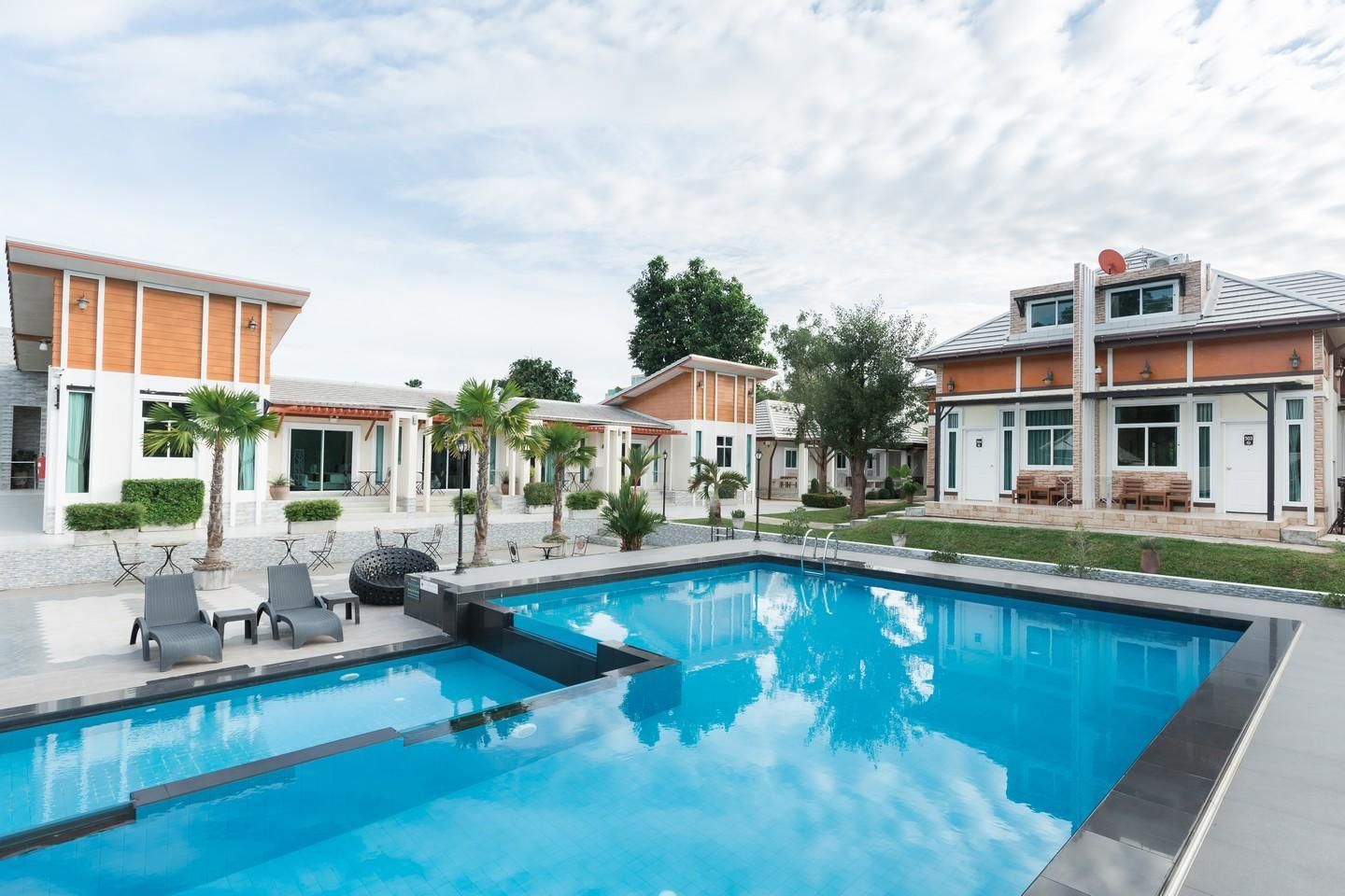 حوض السباحة