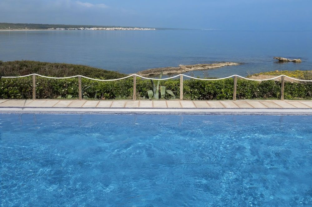 حوض السباحة