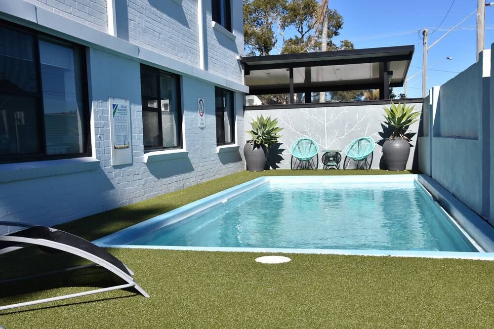 حوض السباحة