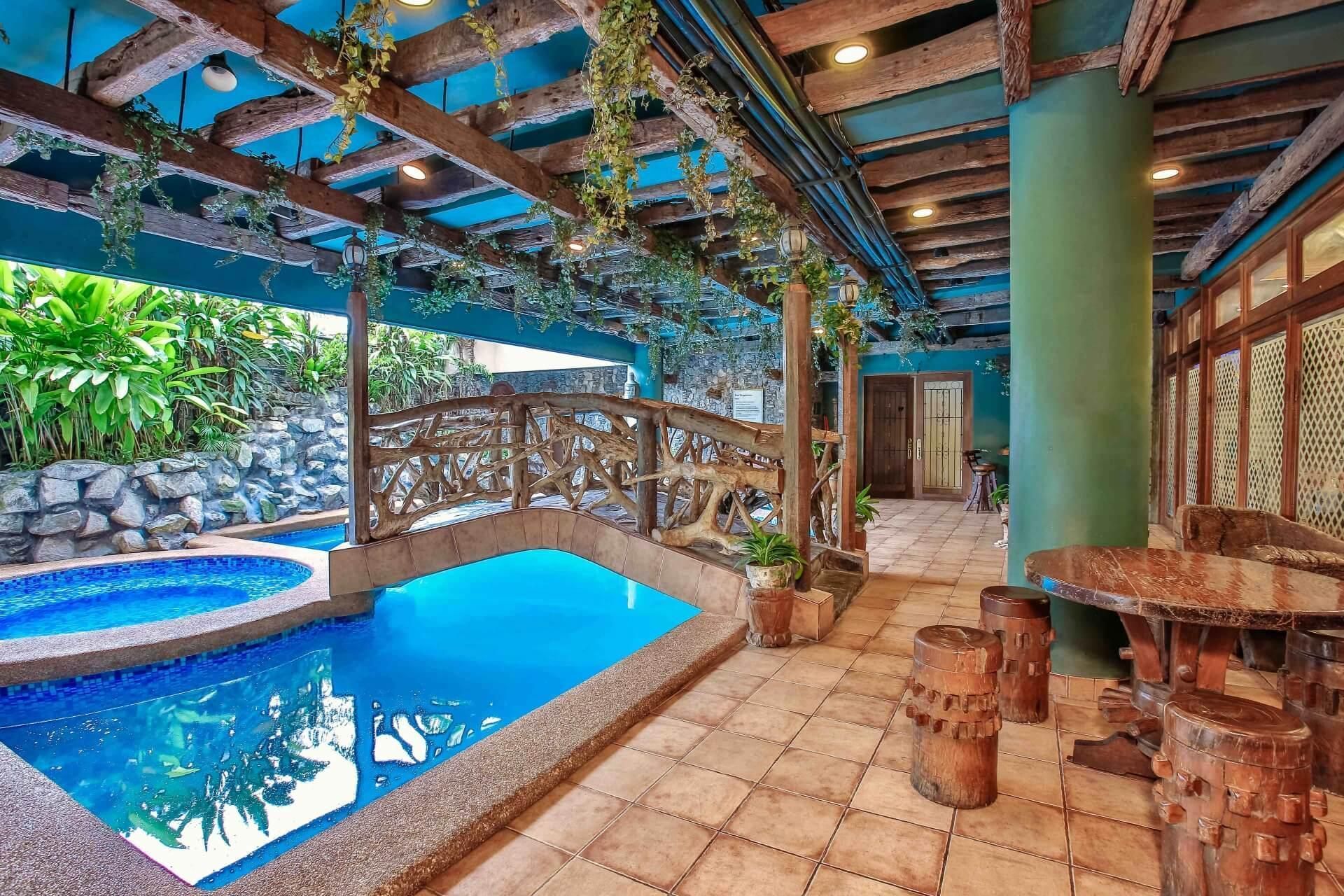 حوض السباحة