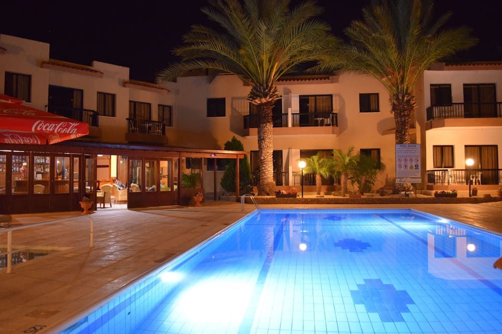 حوض السباحة