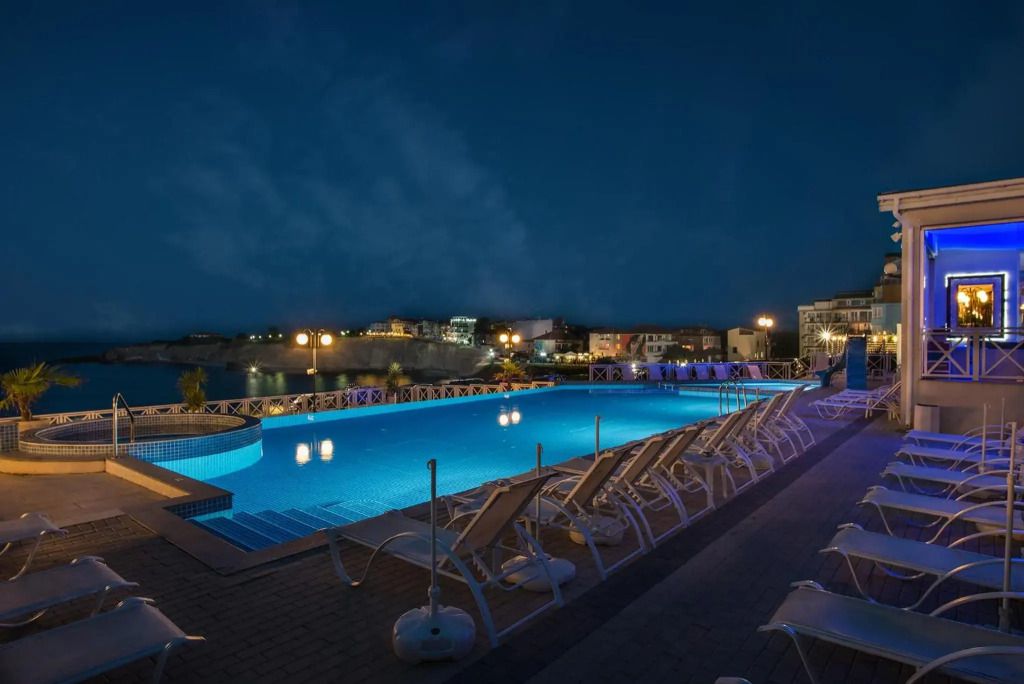 حوض السباحة