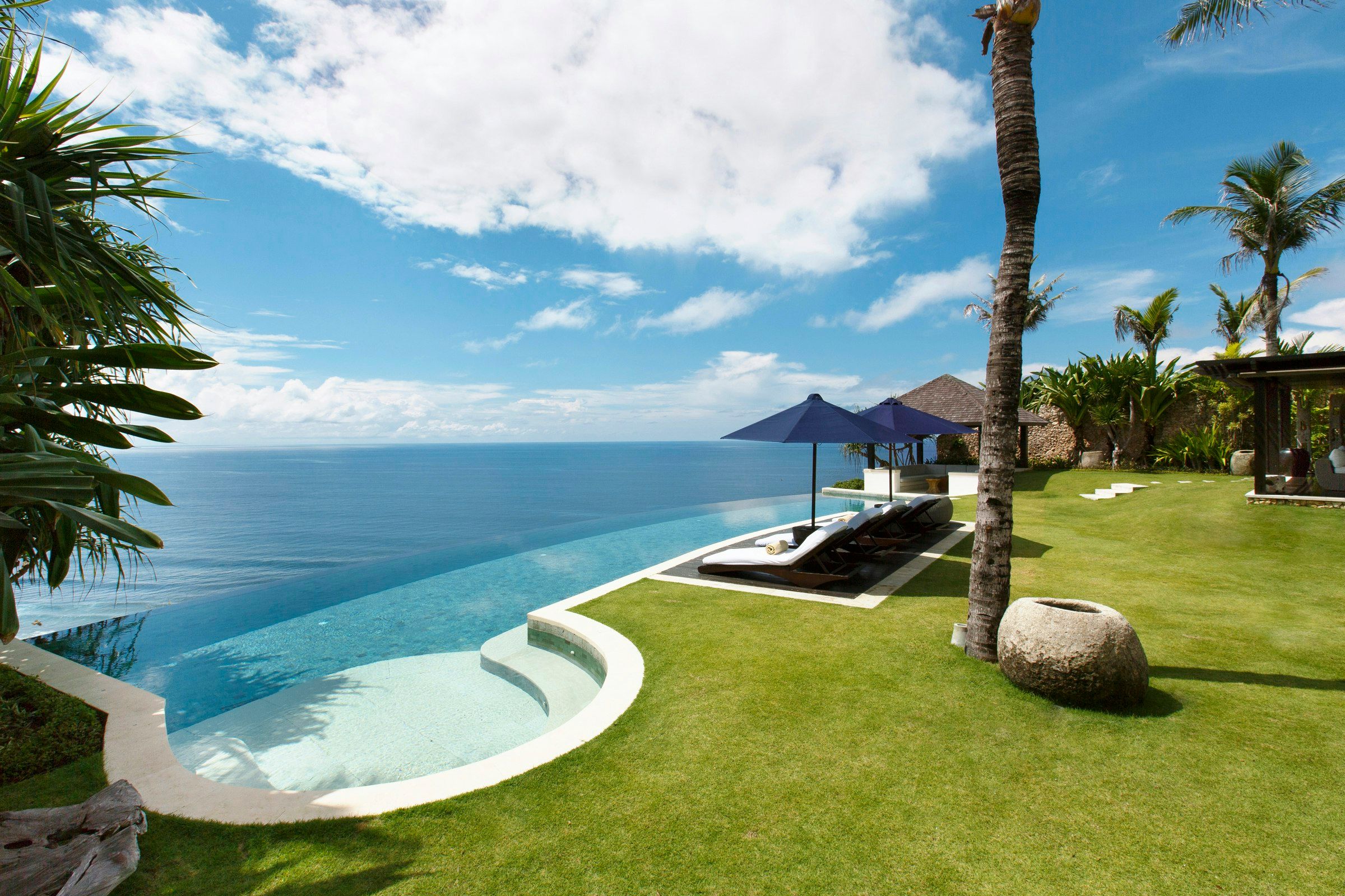 حوض السباحة