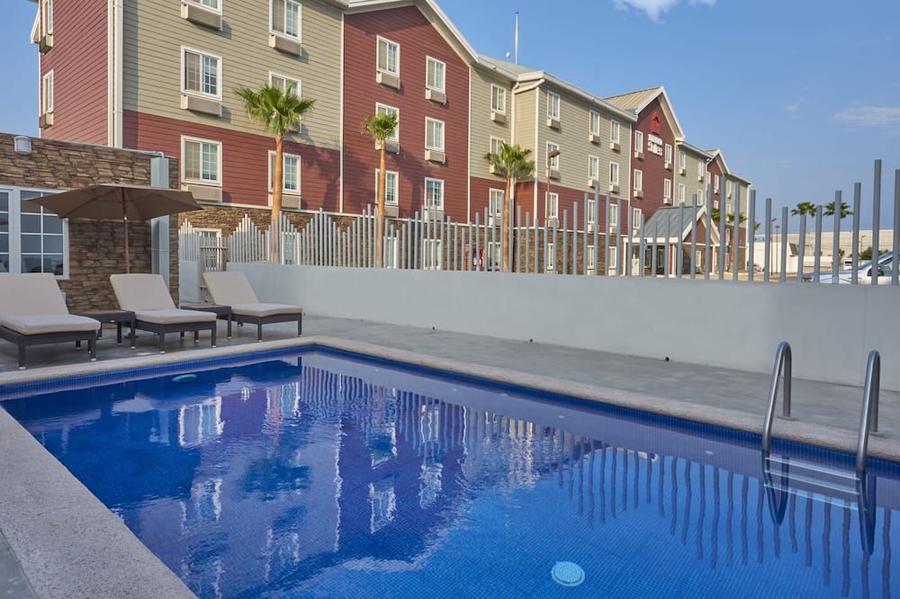 حوض السباحة