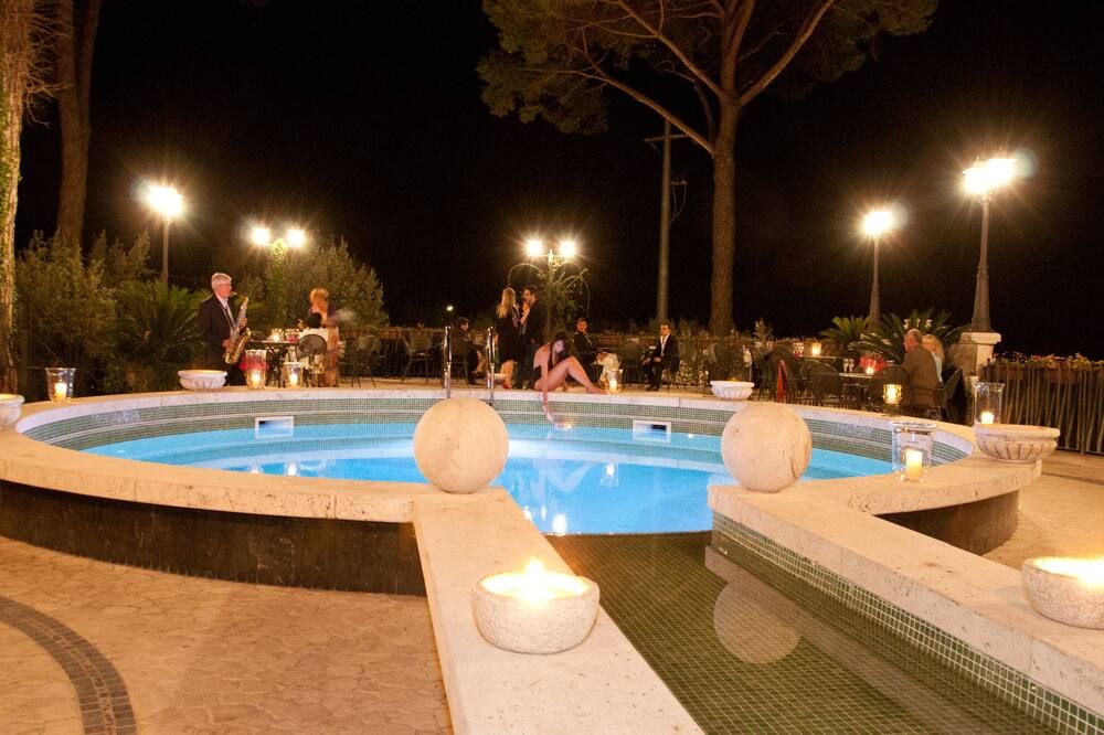 حوض السباحة