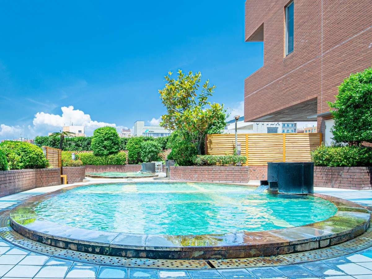 حوض السباحة