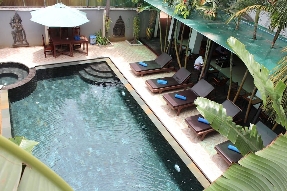 حوض السباحة