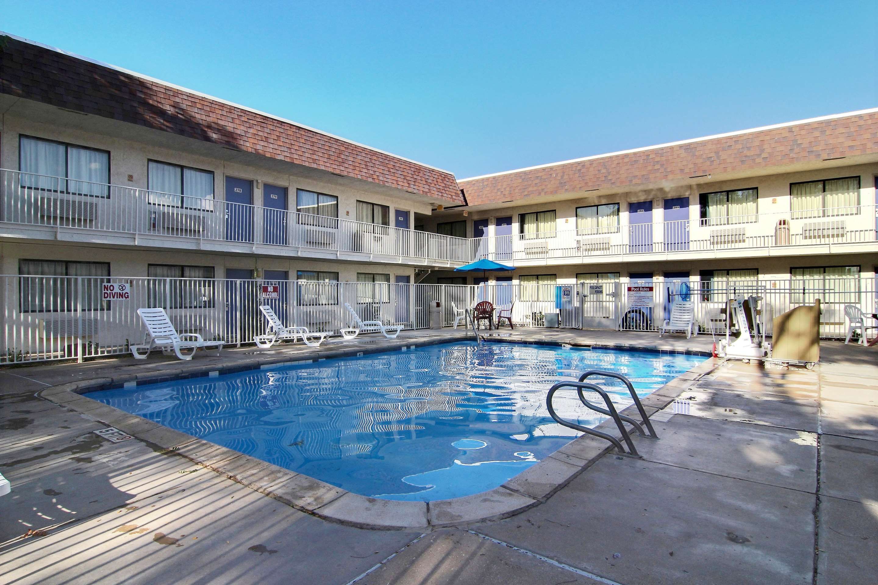 حوض السباحة