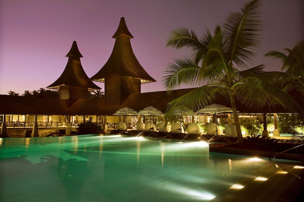 حوض السباحة