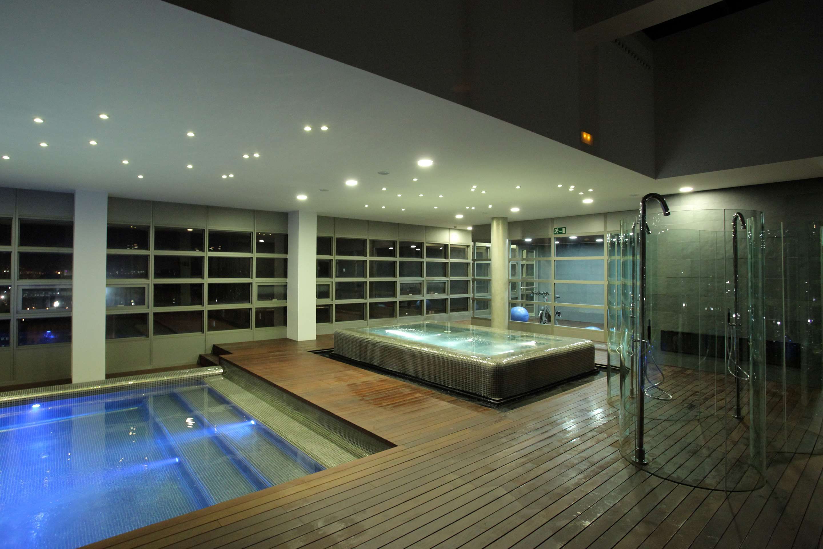 حوض السباحة