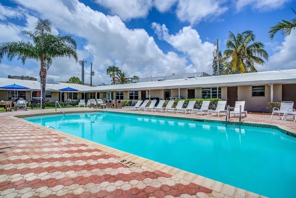 حوض السباحة