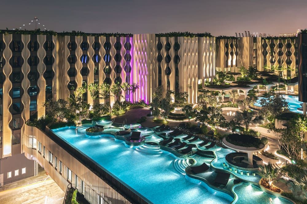 حوض السباحة