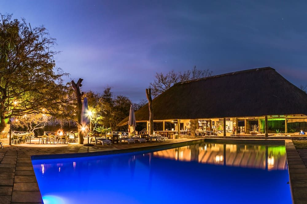 حوض السباحة