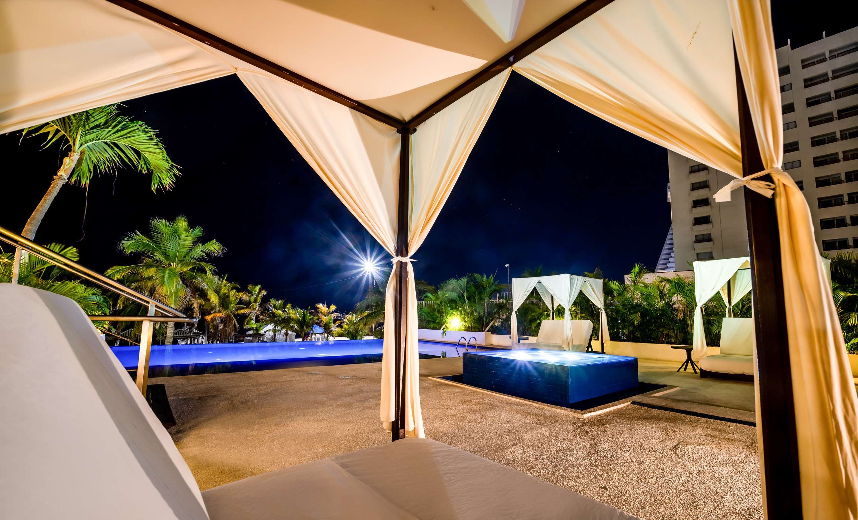 حوض السباحة