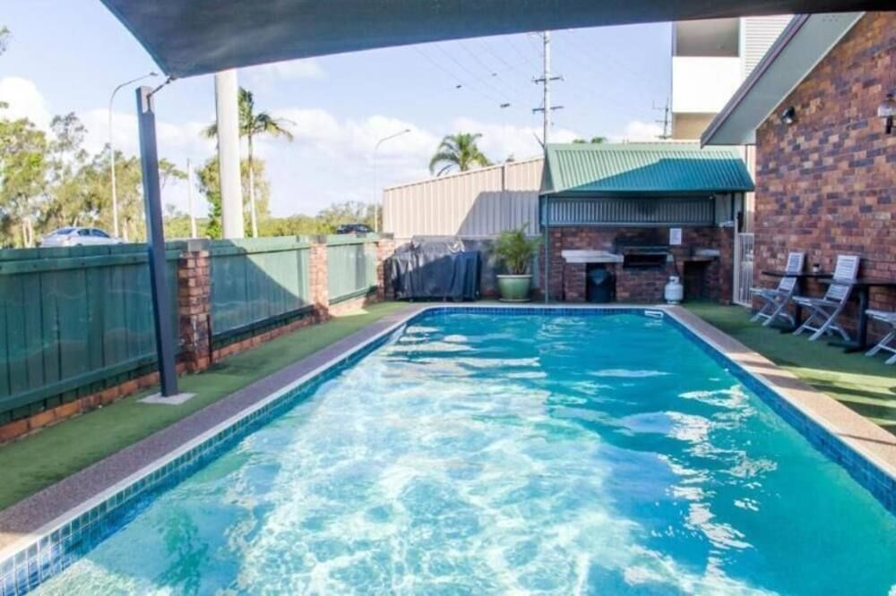 حوض السباحة