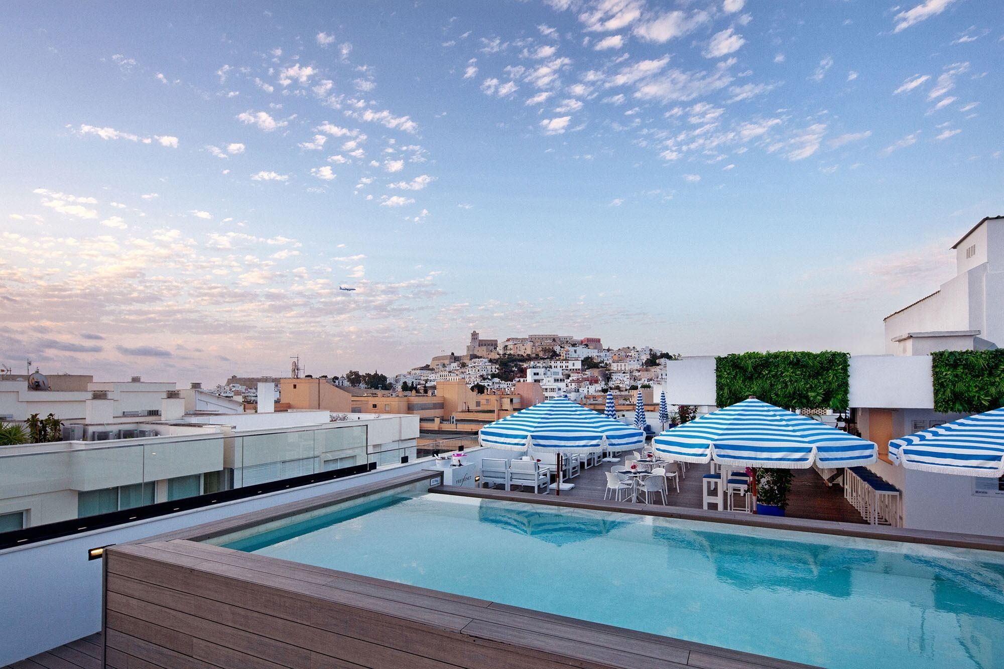 حوض السباحة