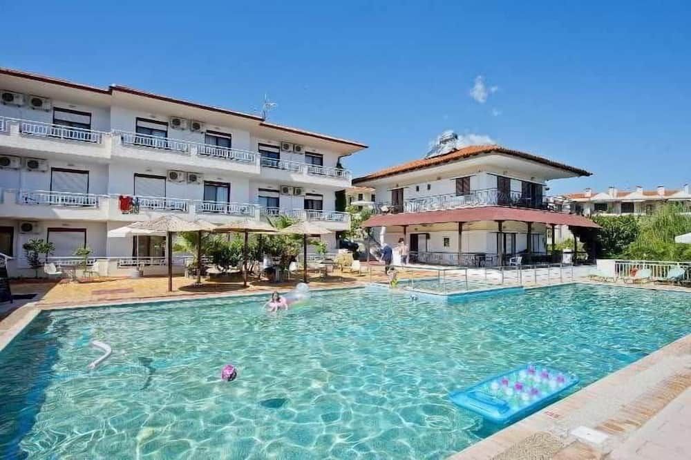 حوض السباحة