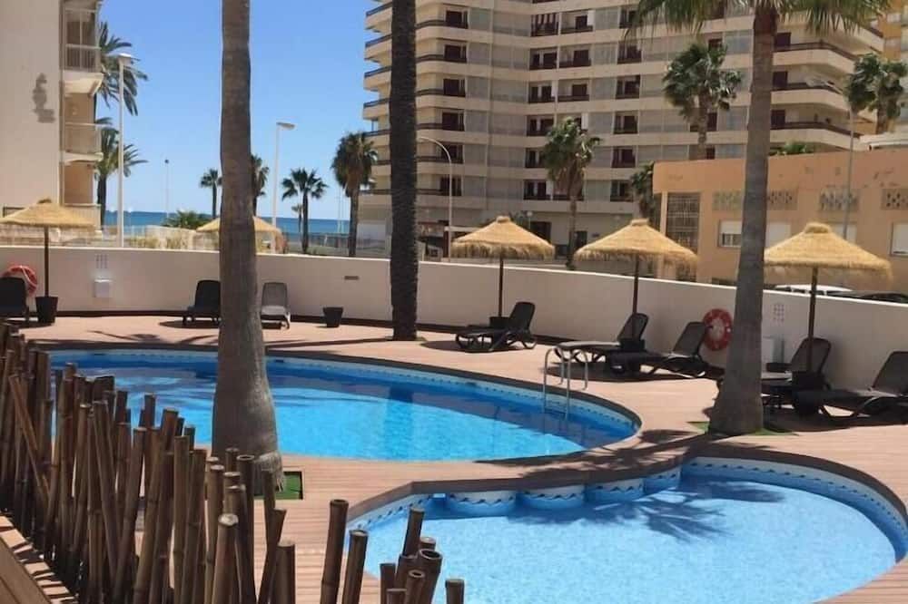 حوض السباحة