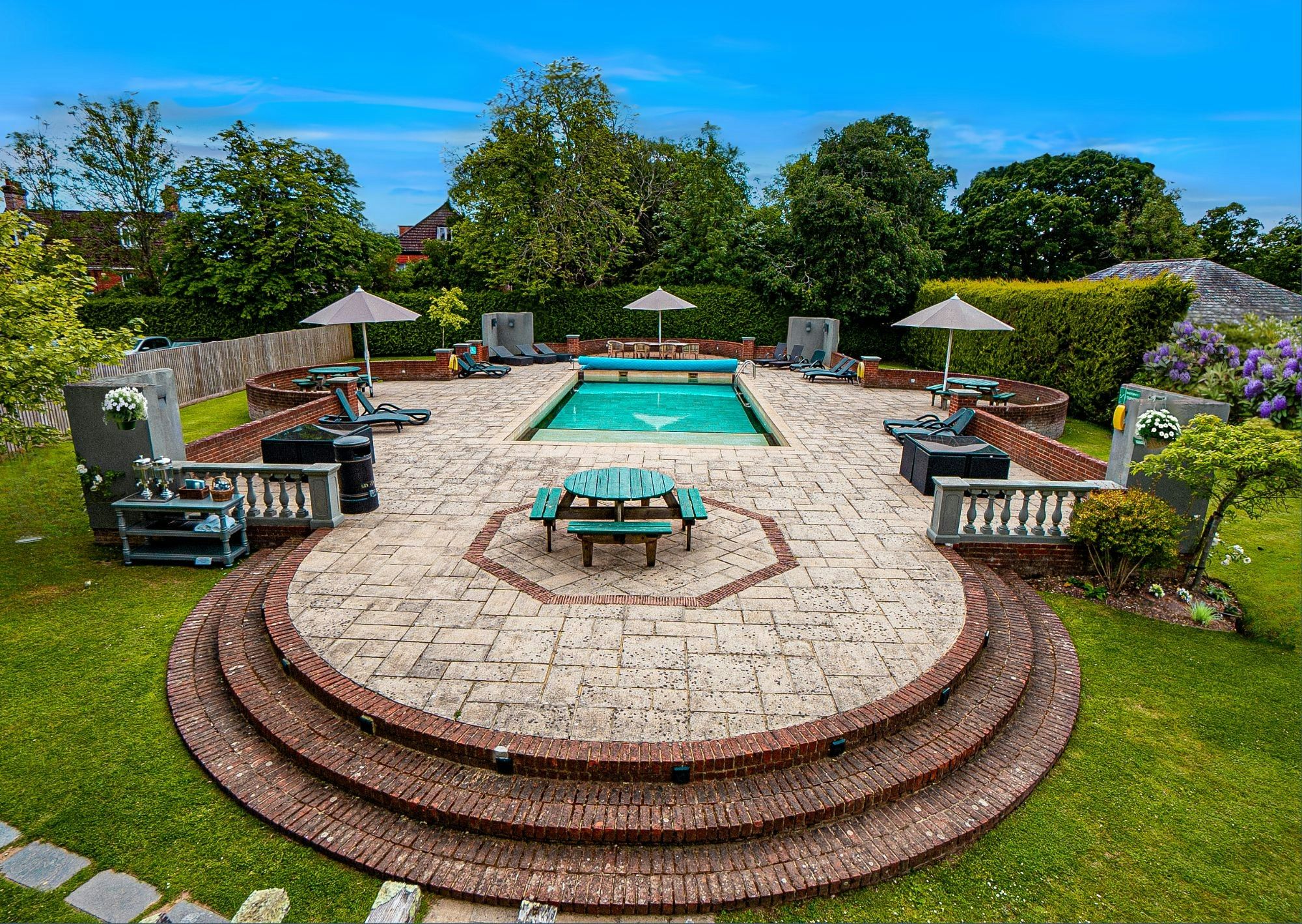 حوض السباحة