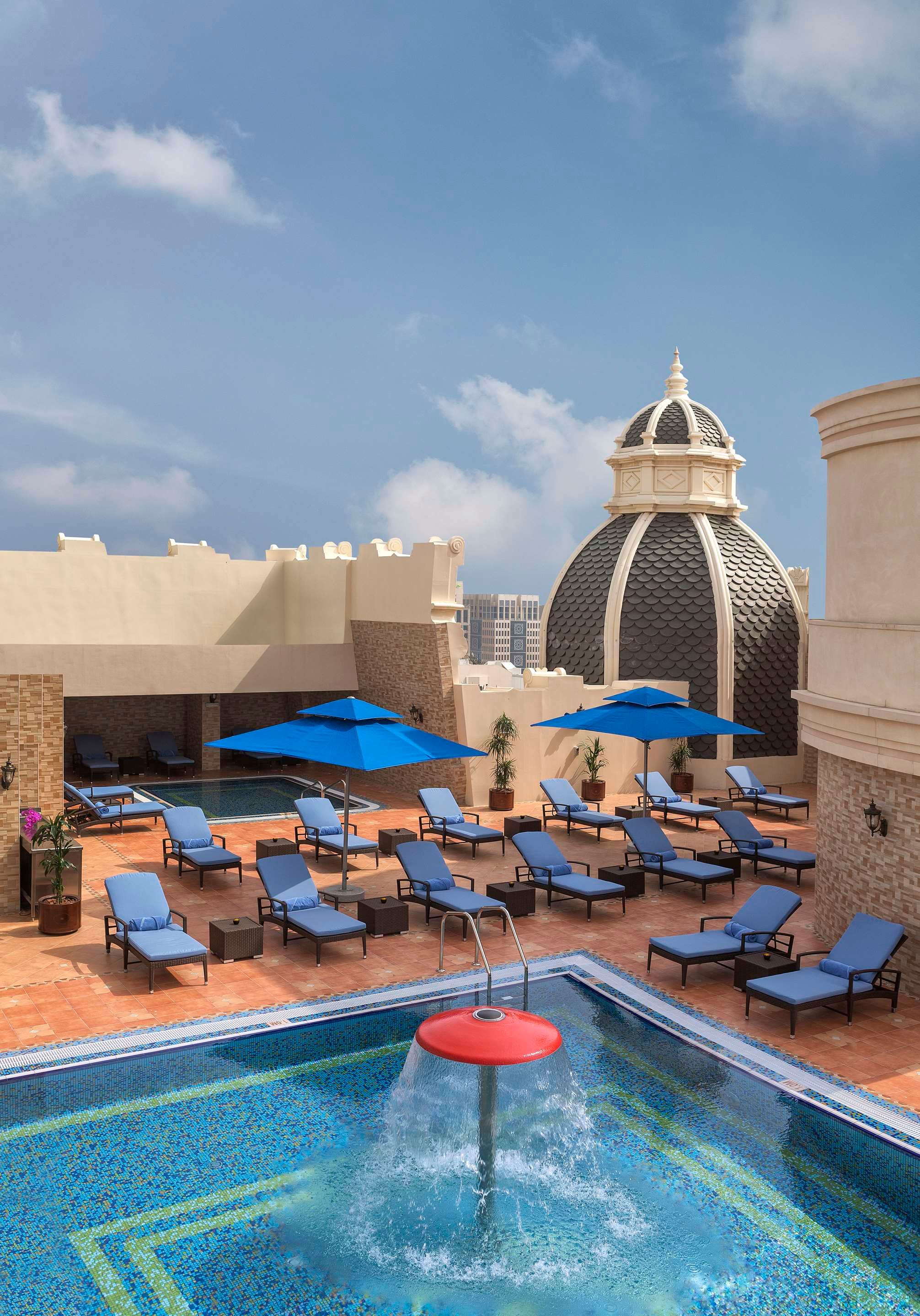 حوض السباحة