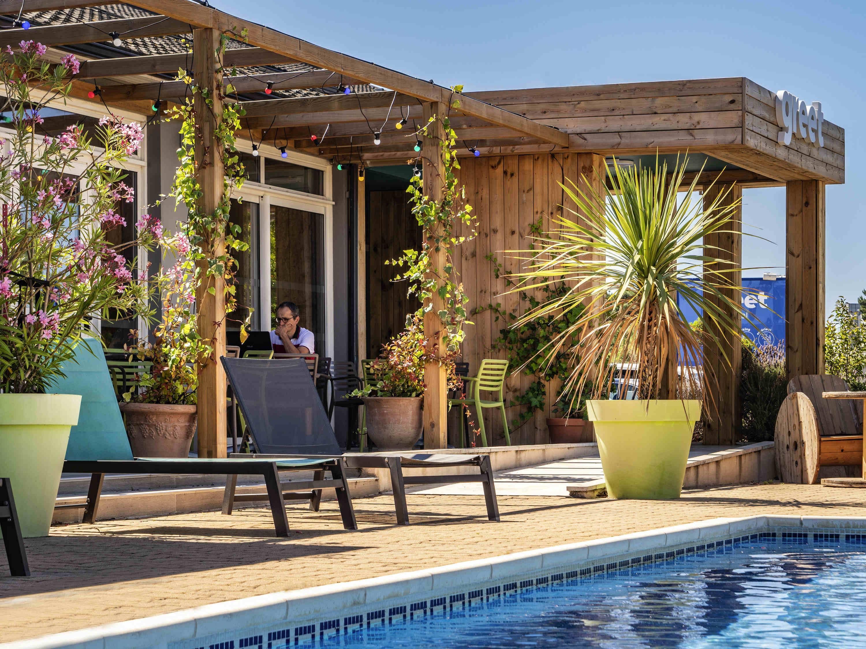 حوض السباحة