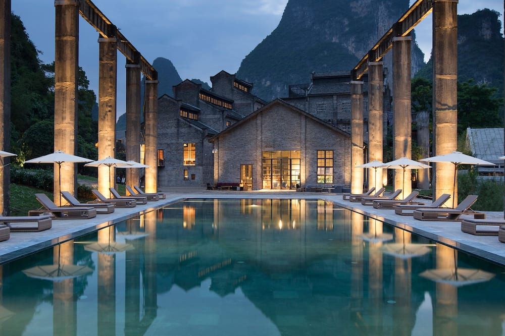 حوض السباحة