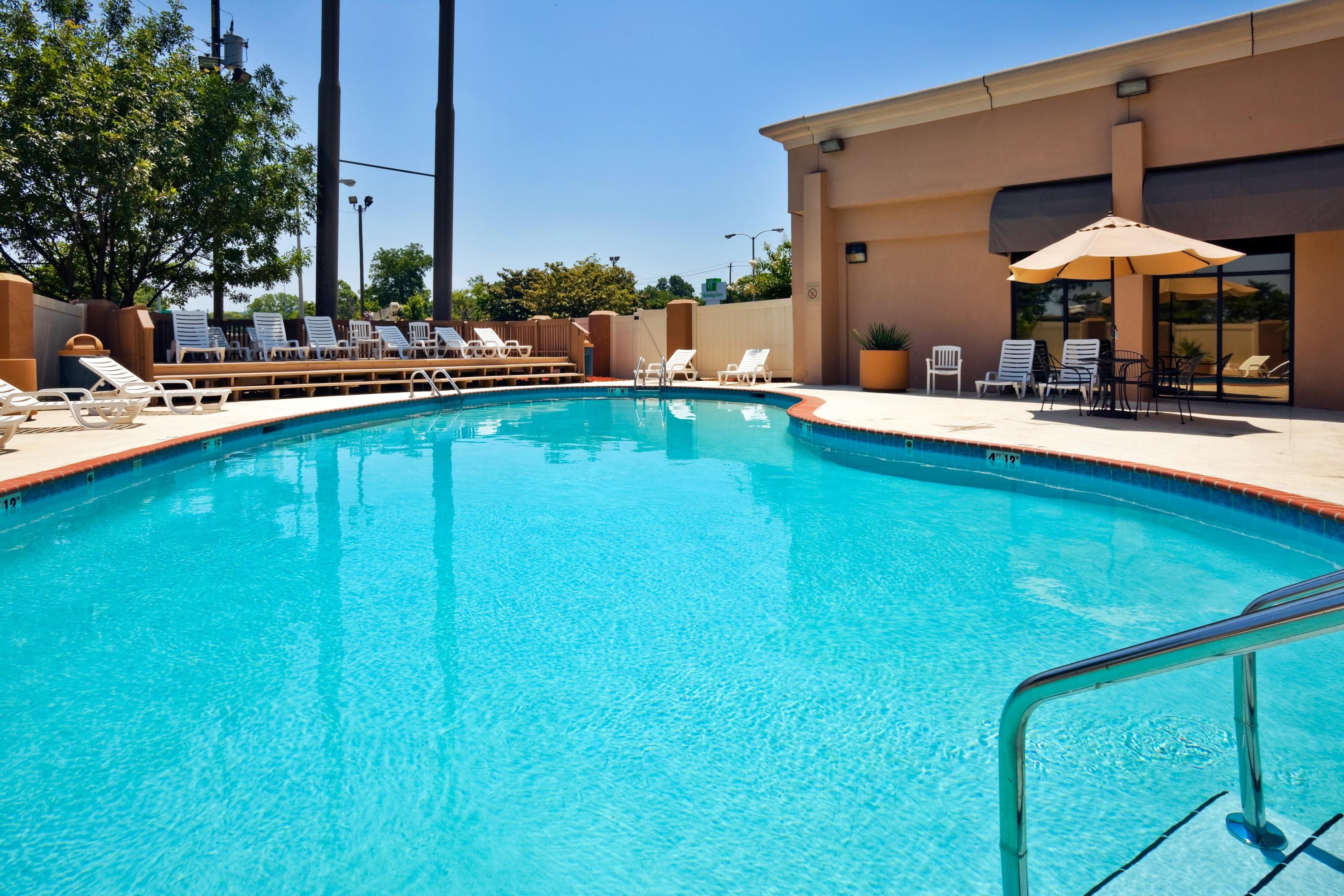 حوض السباحة