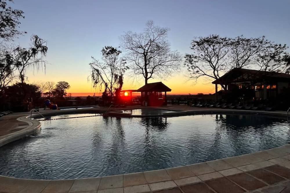 حوض السباحة