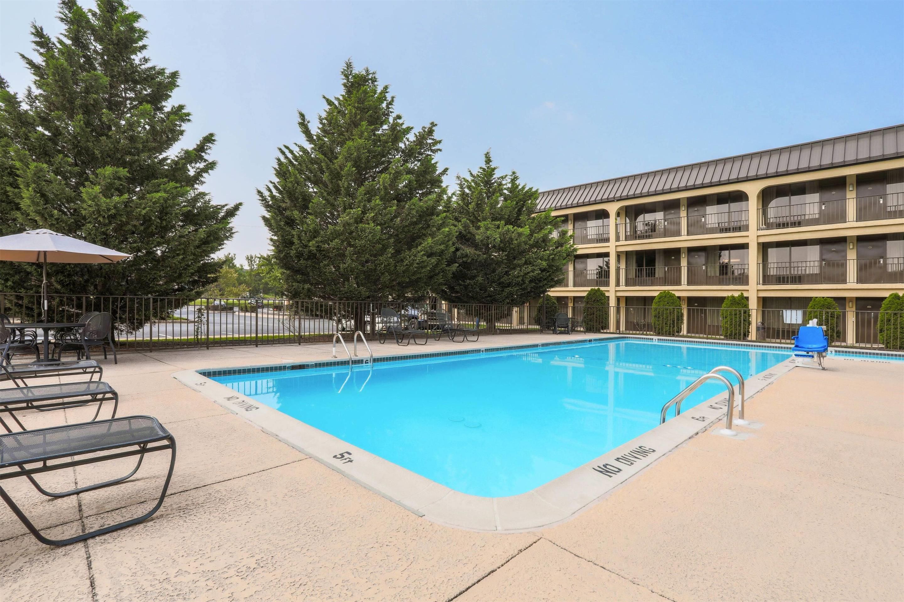 حوض السباحة