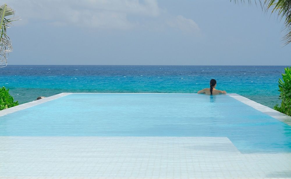 حوض السباحة