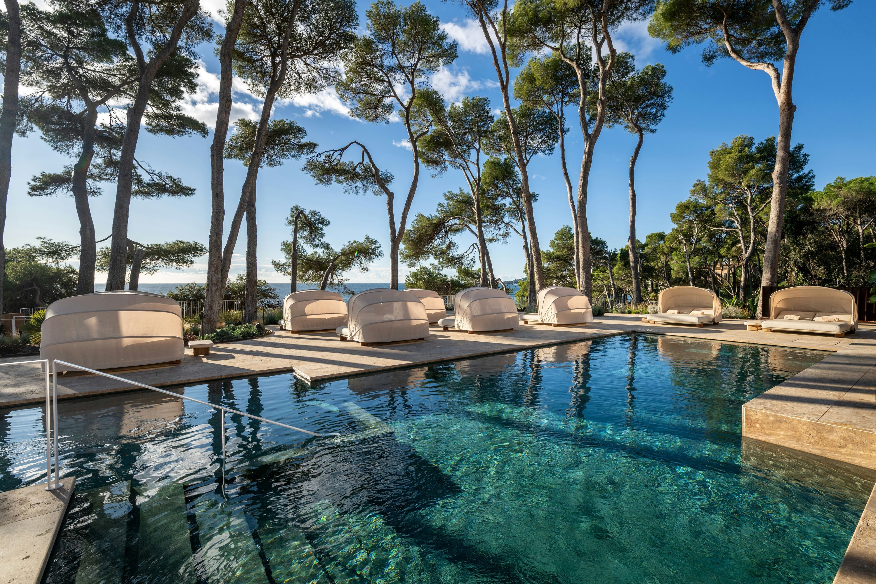 حوض السباحة