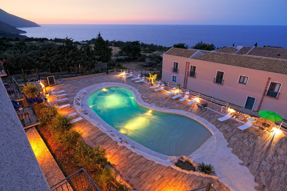 حوض السباحة صورة