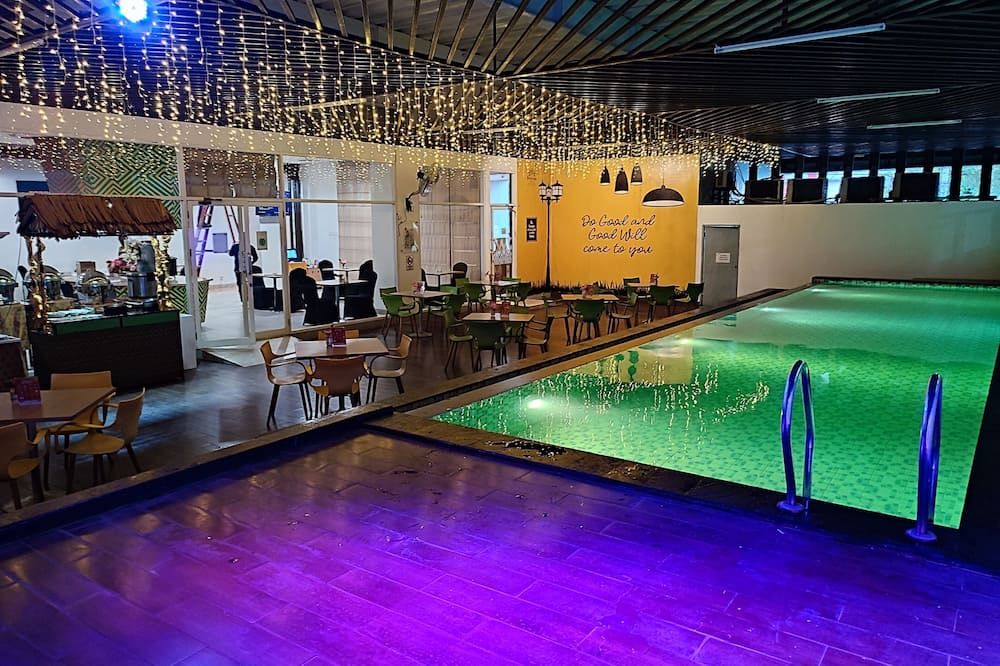 حوض السباحة