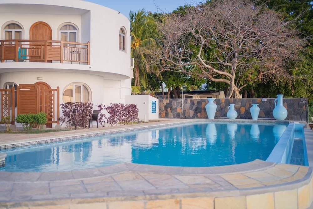 حوض السباحة