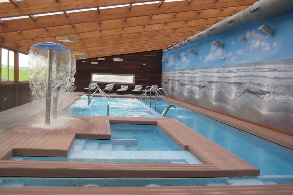 حوض السباحة