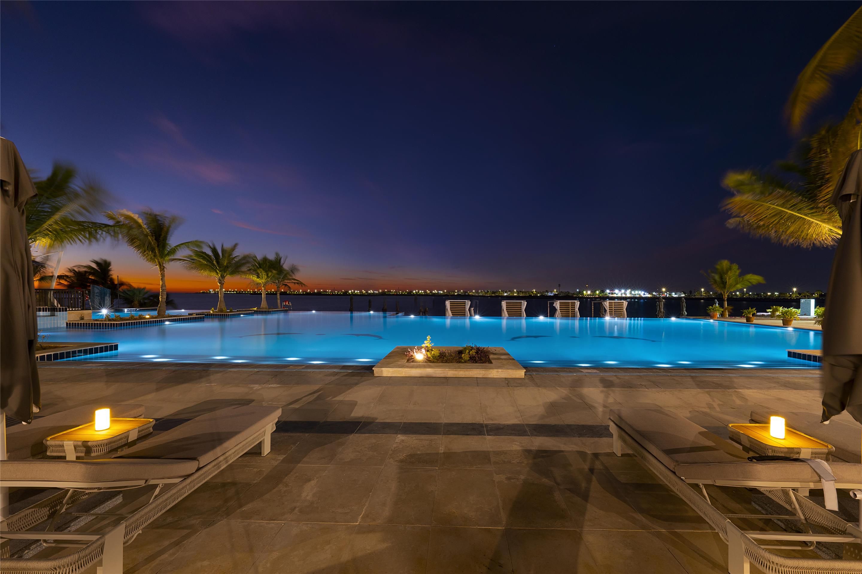 حوض السباحة