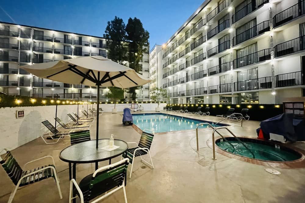 حوض السباحة صورة