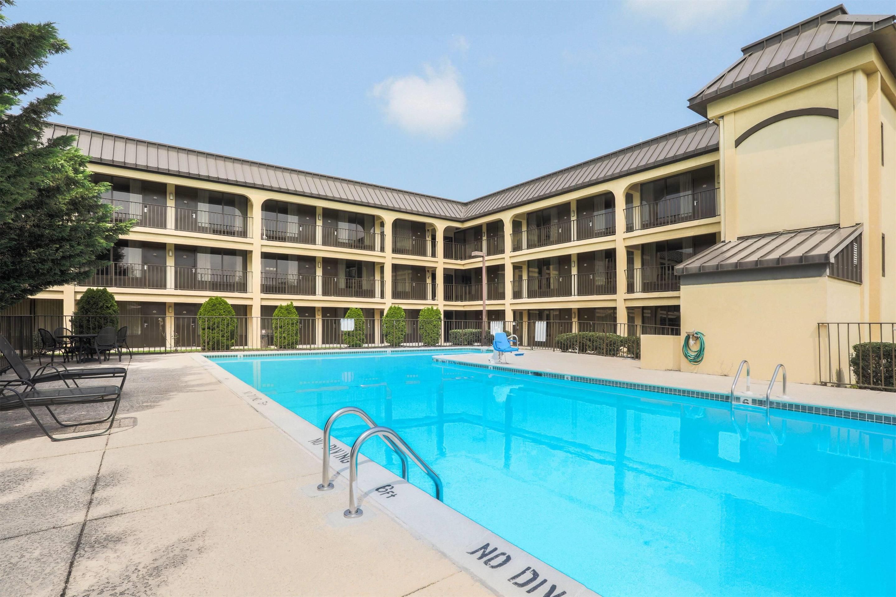 حوض السباحة