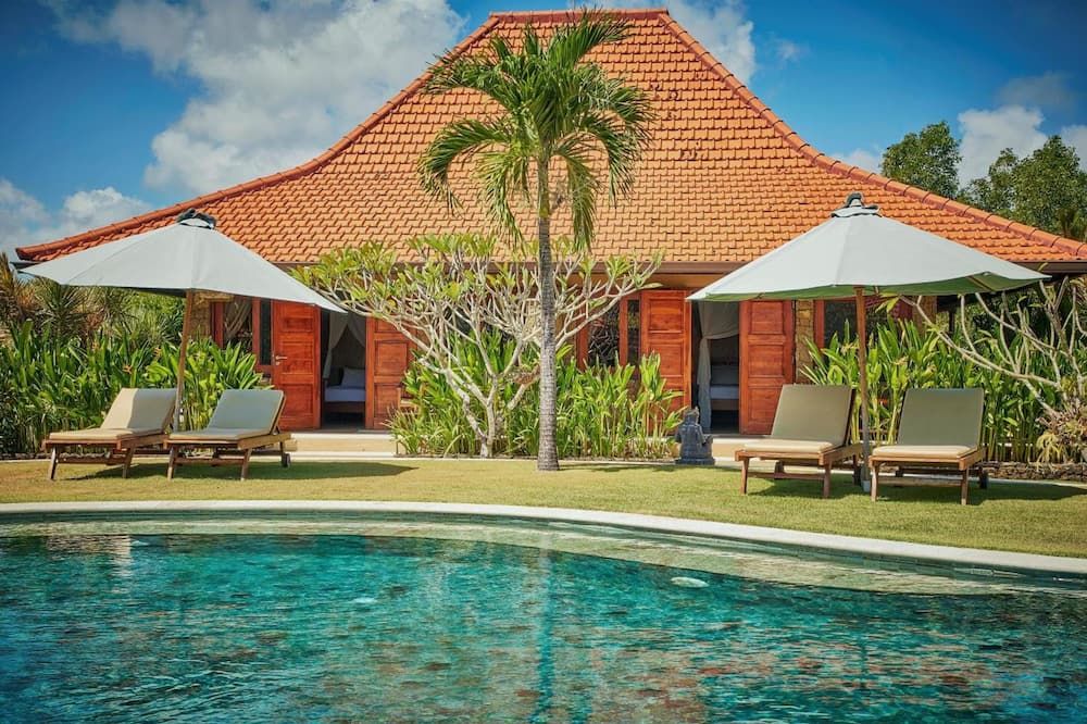 حوض السباحة